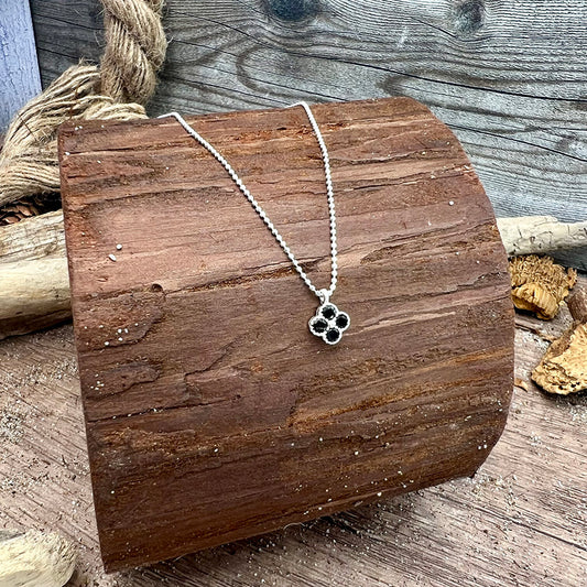 Collier femme LUCK ME DEADLY – chaîne boules facettées scintillantes, pendentif trèfle zircon noir et argent 925