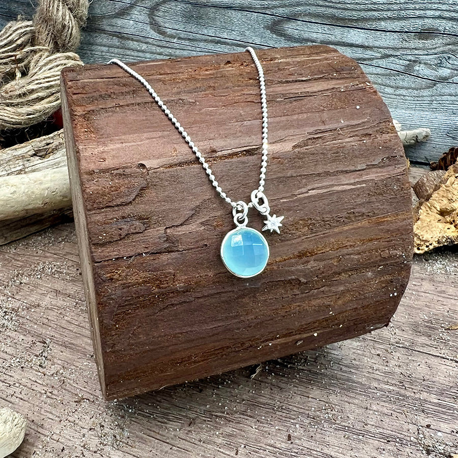Collier femme OCEAN DROP & COSMIC BABE – chaîne boules facettées scintillantes, pendentif cabochon calcédoine bleue et étoile polaire zircon en argent 925