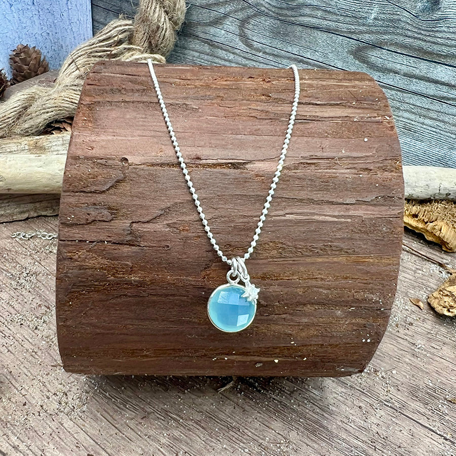 Collier femme OCEAN DROP & COSMIC BABE – chaîne boules facettées scintillantes, pendentif cabochon calcédoine bleue et étoile polaire zircon en argent 925