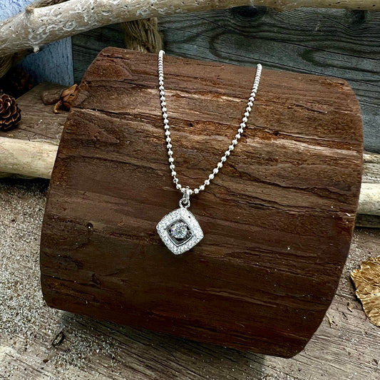 Collier femme DON’T TOUCH, I’M FLOATING – chaîne boules facettées scintillantes et pendentif zircon flottant en argent 925