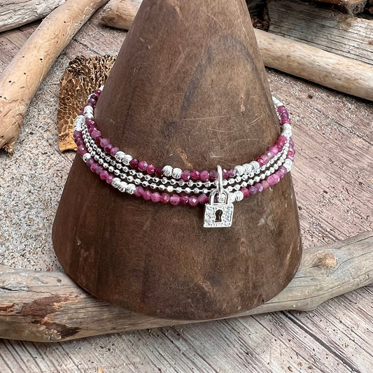 Bracelet femme multi-rang PRIVATE RUBY CLUB – perles de rubis framboise, perles argent 925 et pendentif cadenas serti de zircons