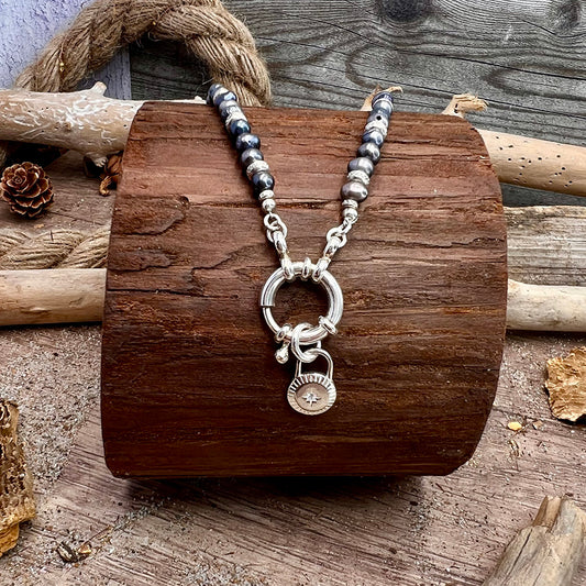 Collier femme KISS MY ORBIT – perles de culture noires irisées, pendentif cadenas étoile du Nord zircon et argent 925