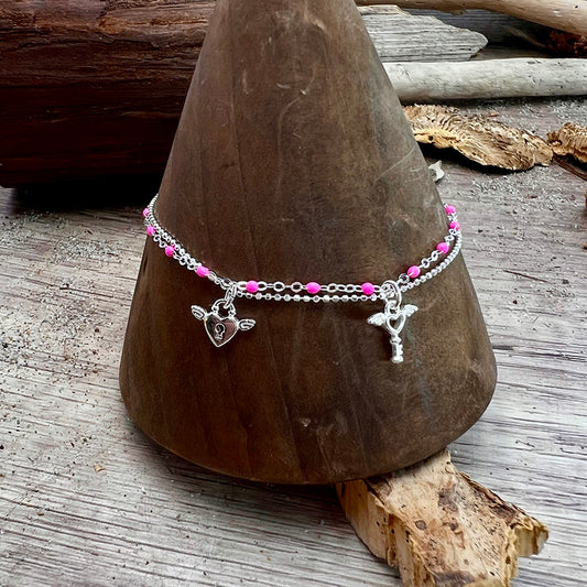 Bracelet femme double-rang LOCK MY WRIST, BABY GIRL – chaîne perles émaillées rose fluo, pendentifs cadenas cœur ailé et clé ailée, argent 925