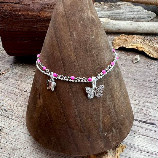 Bracelet femme double-rang PINK IS MY ALIBI – chaîne perles émaillées rose fluo, chaîne boules facettées scintillantes et pendentifs papillons argent 925