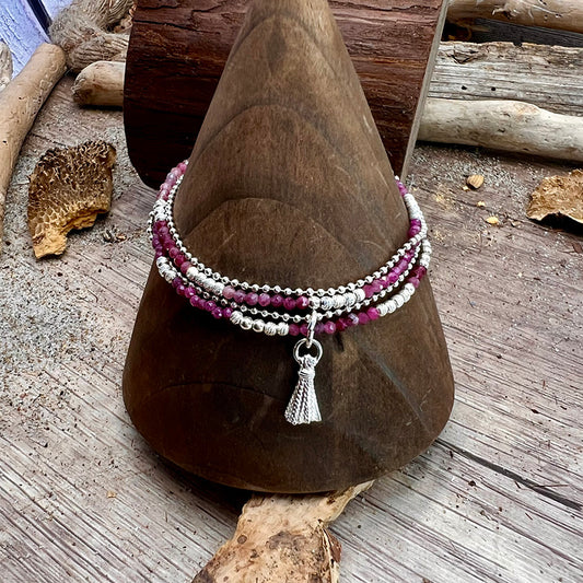 Bracelet femme multi-rang SHAKE IT LIKE RUBY – perles de rubis, pendentif pompon argent et chaîne boules facettées scintillantes