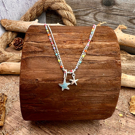 Collier femme double rang STARFISH & REPEAT – chaîne perles émaillées fluo multicolore, chaîne boules facettées scintillantes et double pendentif étoile de mer argent 925