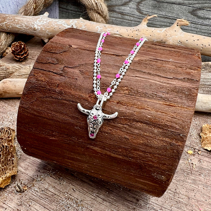 Collier femme double rang TOO PINK TO DIE – chaîne perles émaillées fluo rose et pendentif tête de buffle zircon fuchsia argent 925