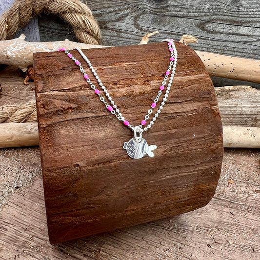 Collier femme double rang MERMAID’S SNACK – chaîne perles émaillées rose fluo et pendentif poisson argent 925