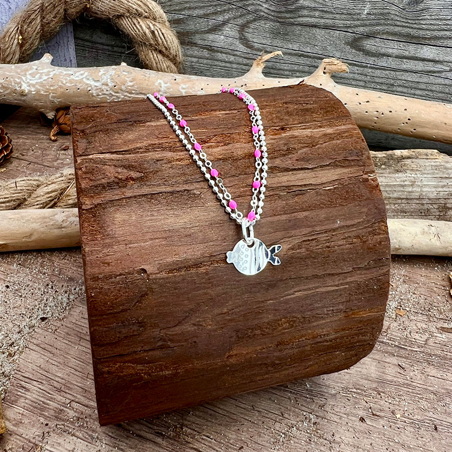 Collier femme double rang MERMAID’S SNACK – chaîne perles émaillées rose fluo et pendentif poisson argent 925