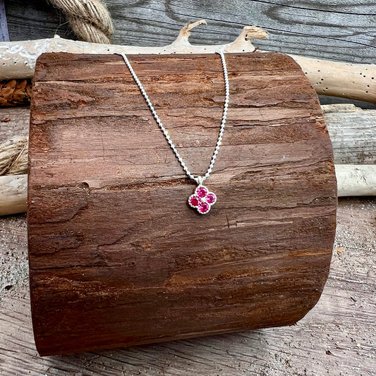 Collier femme KISS MY CANDY CHARM – chaîne boules facettées scintillantes, pendentif trèfle zircons fuchsia façon tourmaline rose et argent 925