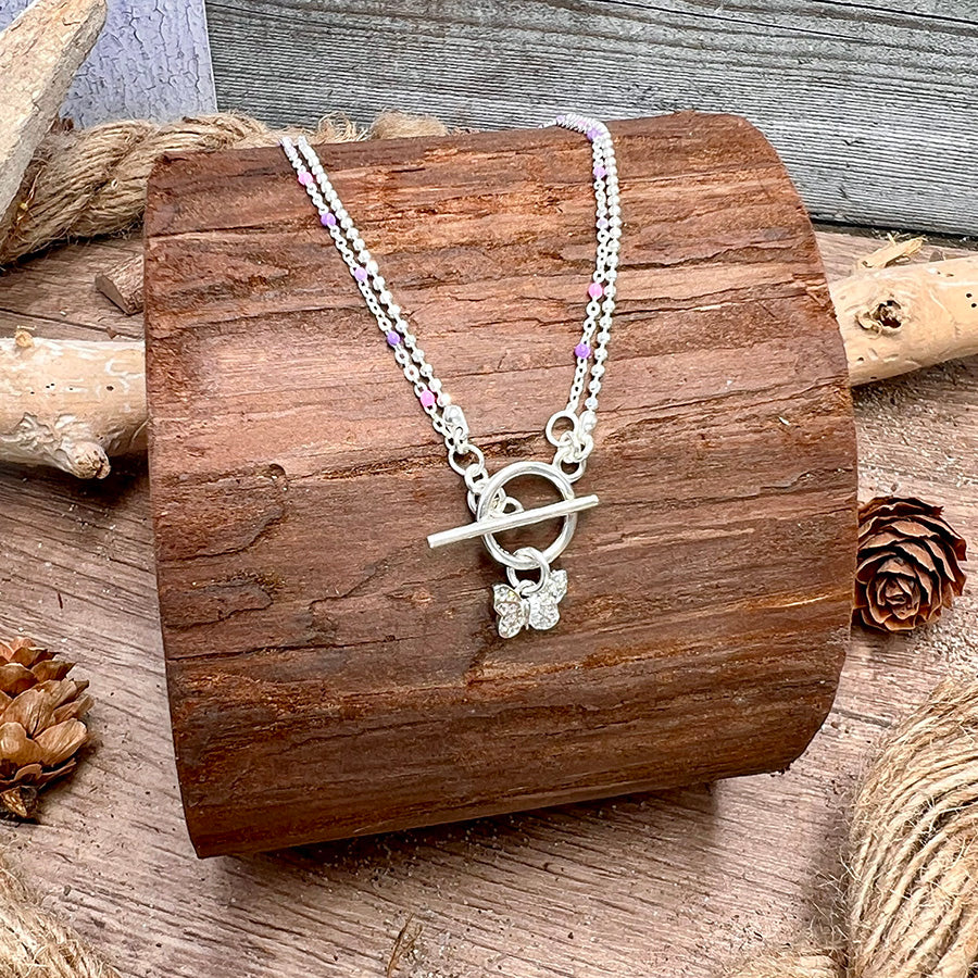 Collier femme double rang BUTTERFLY & BAD MOODS – chaîne perles émaillées pastel, pendentif papillon serti et fermoir toggle argent 925