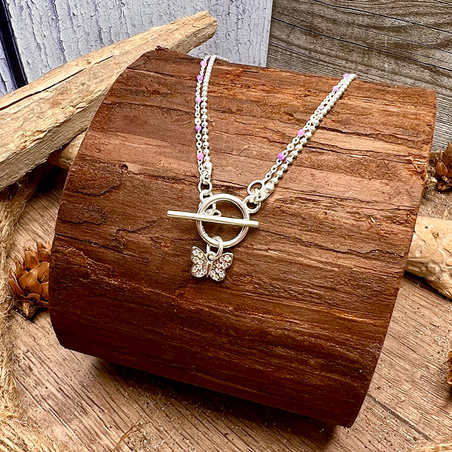Collier femme double rang BUTTERFLY & BAD MOODS – chaîne perles émaillées pastel, pendentif papillon serti et fermoir toggle argent 925