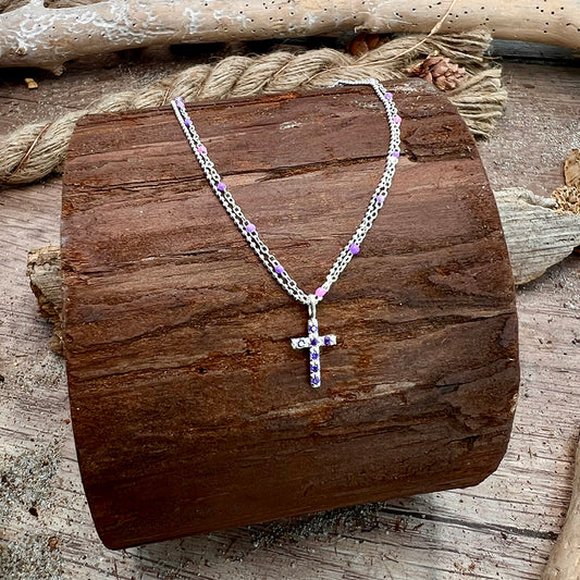 Collier femme double rang BITE ME, BLESS ME – chaîne perles émaillées pastel et pendentif croix zircon violets en argent 925