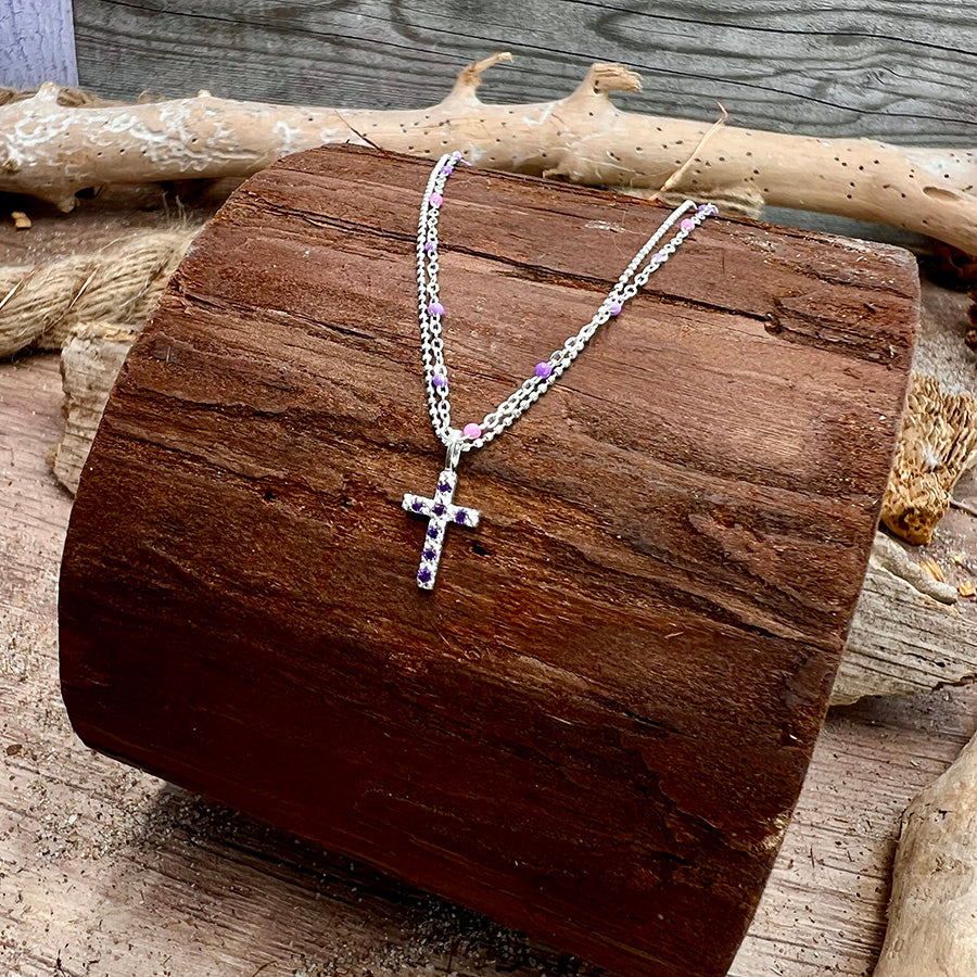 Collier femme double rang BITE ME, BLESS ME – chaîne perles émaillées pastel et pendentif croix zircon violets en argent 925