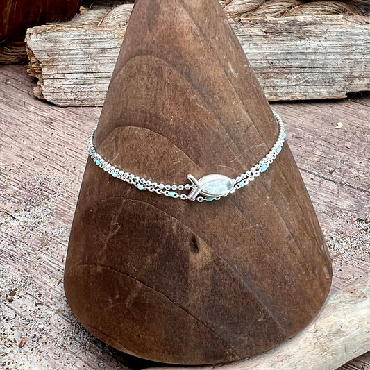 Bracelet femme double-rang TINY FISH, BIG CRUSH – chaîne perles émaillées turquoise, chaîne boules facettées argent 925 et pendentif poisson miroir