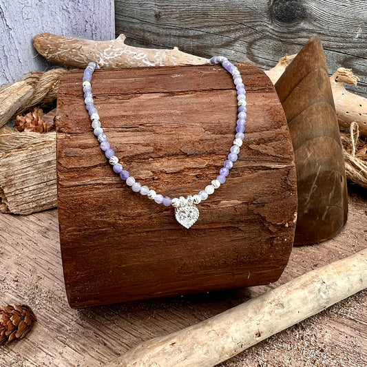 Collier femme STABBED BY STYLE – perles de tanzanite facettées, pendentif cœur zircon serti milgrain et argent 925