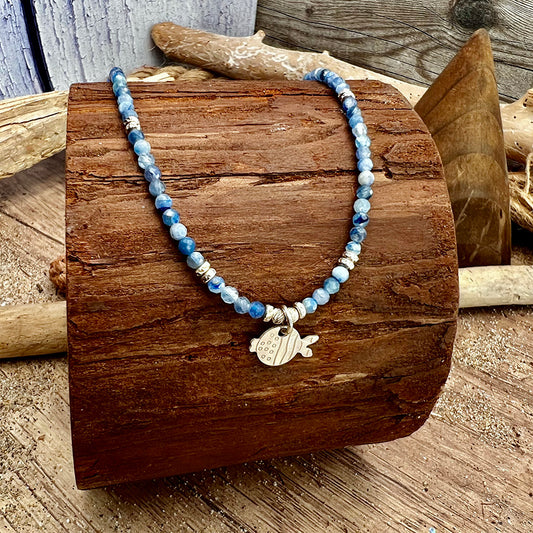 Collier femme SEA YOU SOON – perles de cyanite, pendentif poisson miroir argent 925 et perles facettées scintillantes