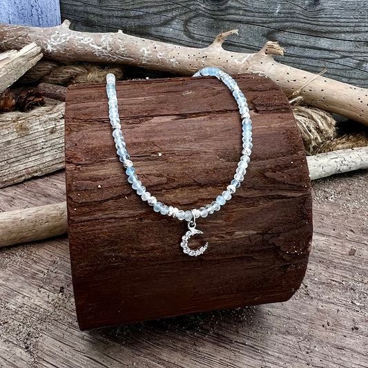 Collier femme SEND ME TO THE MOON, BUT FIRST CHAMPAGNE! – perles d’aigue-marine facettées, pendentif lune zircons façon diamant et argent 925