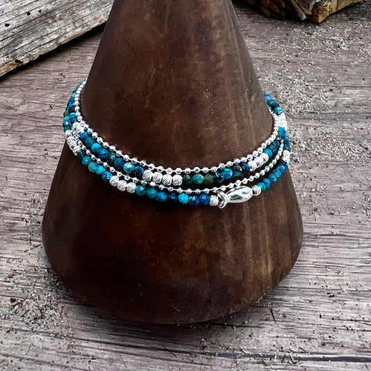 Bracelet femme multi-rang AZURITE ON THE BEACH – perles d’azurite facettée, chaîne boules facettées argent 925 et pendentif poisson miroir