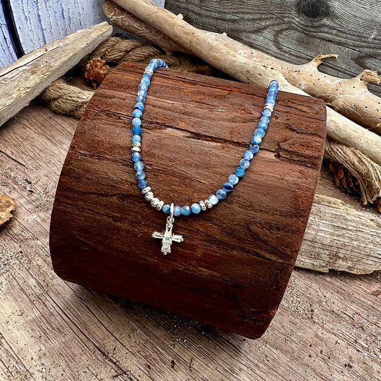 Collier femme HALLELU-BLING – perles de cyanite, pendentif croix zircon baguette et argent 925