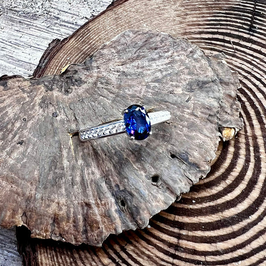 Bague femme BLUE-BLOODED & BITCHY – pierre bleue ovale façon saphir et anneau pavé de zircons argent 925