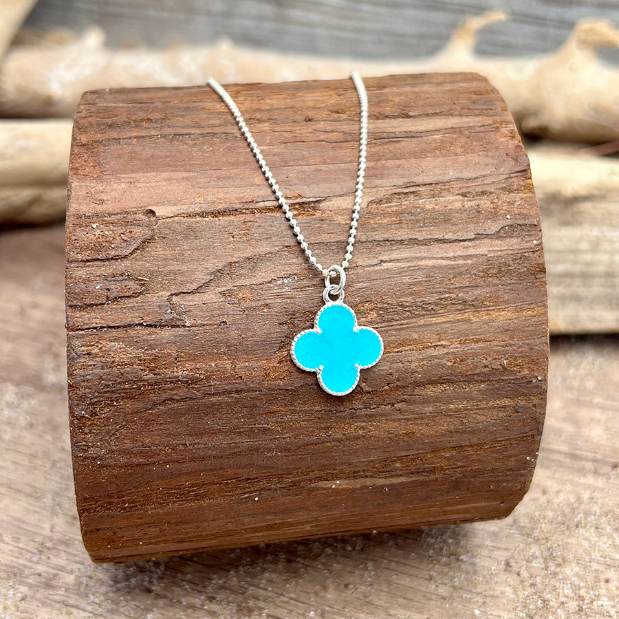 Collier femme WHO NEEDS CLOVERS – chaîne boules facettées scintillantes, pendentif trèfle émail turquoise et argent 925