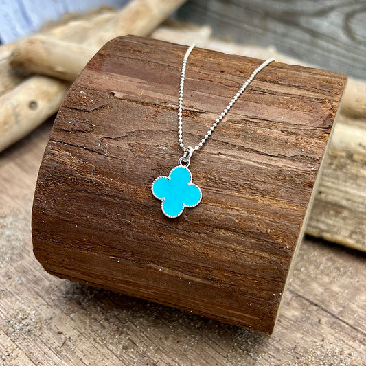 Collier femme WHO NEEDS CLOVERS – chaîne boules facettées scintillantes, pendentif trèfle émail turquoise et argent 925