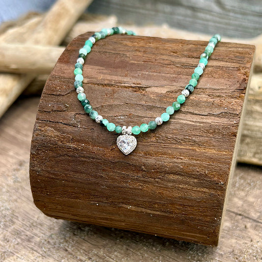 Collier femme LUCK ME, LOVE ME – perles d’émeraude facettées, pendentif cœur façon diamant et argent 925