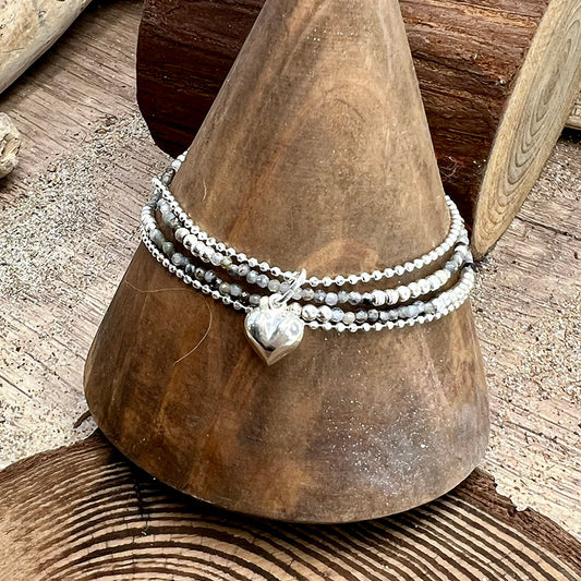 Bracelet femme multi-rang BORN TO LOVE MYSELF – perles de cordiérite facettées, pendentif cœur bombé miroir et chaîne boules argent 925