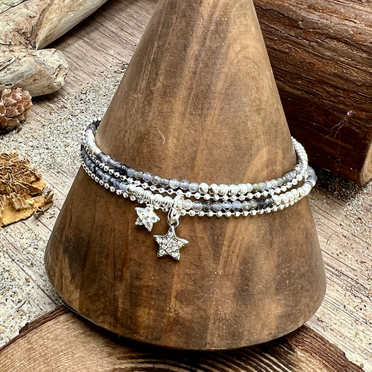 Bracelet femme multi-rang THE COSMIC BRAT – perles de cordiérite facettées, pendentifs étoile zircons et chaîne boules argent 925