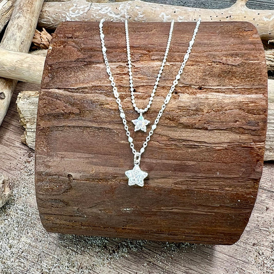 Collier femme double rang MIDNIGHT? TOO EARLY, DARLING. – pendentifs étoiles pavées de zircons, chaîne perles émaillées blanches et maille boules facettées scintillantes en argent 925