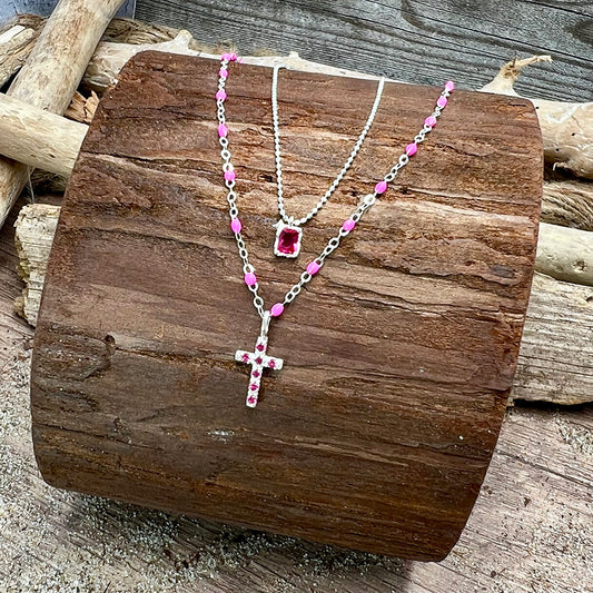 Collier femme double rang HOTTER THAN YOUR FAITH, BABE – chaîne perles émaillées fluo, pendentif croix zircons roses et pendentif rectangle fuchsia, argent 925