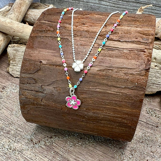 Collier femme double rang ALOHA? I DON'T THINK SO. – chaîne perles émaillées fluo multicolores, pendentif trèfle argent miroir et pendentif hibiscus rose émaillé, argent 925
