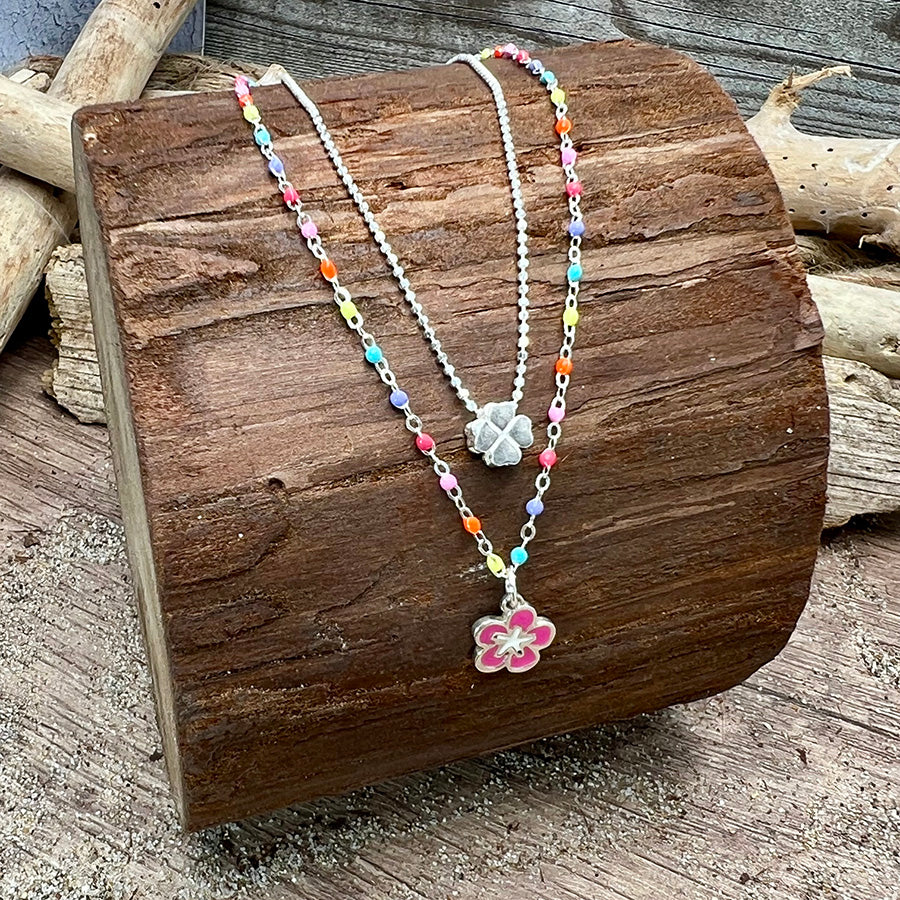 Collier femme double rang ALOHA? I DON'T THINK SO. – chaîne perles émaillées fluo multicolores, pendentif trèfle argent miroir et pendentif hibiscus rose émaillé, argent 925