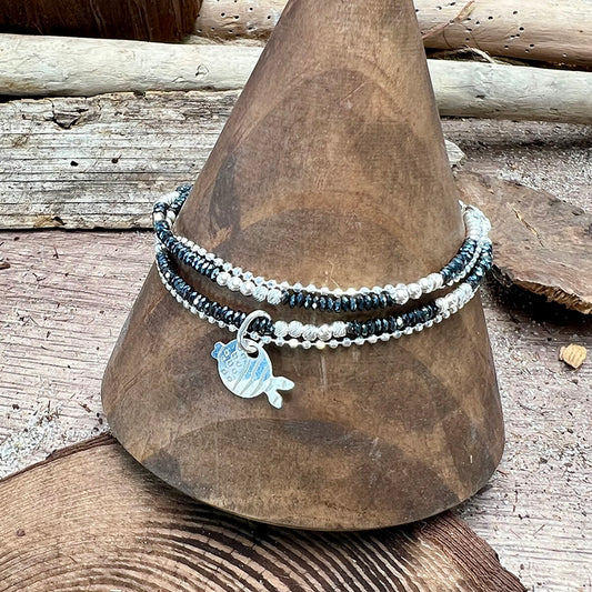 Bracelet femme multi-rang FISH ME DEADLY – perles facettées d’hématite, pendentif poisson cartoon et argent 925