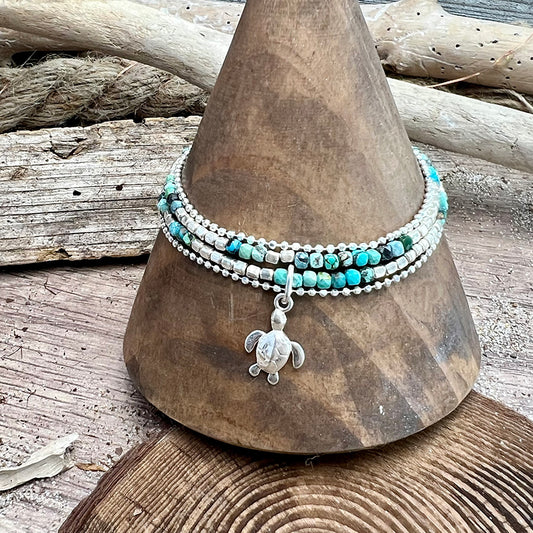 bracelet femme multi-rang I DON’T RUSH, I SPARKLE – perles carrées de turquoise véritable, pendentif tortue en argent 925, chaîne boules facettées et argent 925
