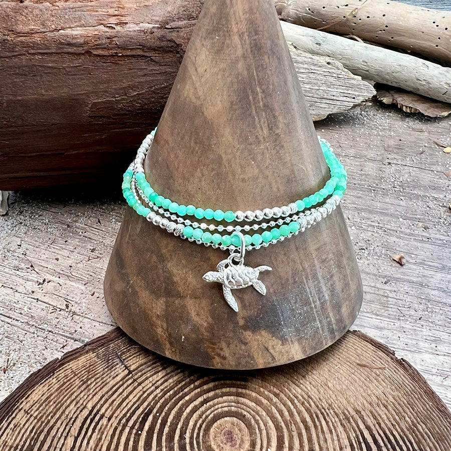 Bracelet femme multi-rang SEA U ON THE GUEST LIST – perles de chrysoprase, chaîne boules facettées scintillantes et pendentif tortue argent 925
