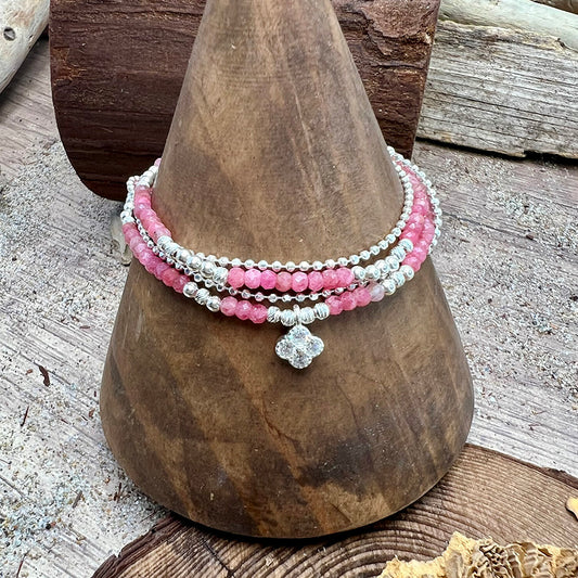 Bracelet femme multi-rang RUBY & RUMORS – perles rondelles de rubis naturel, pendentif trèfle zircons façon diamant et argent 925