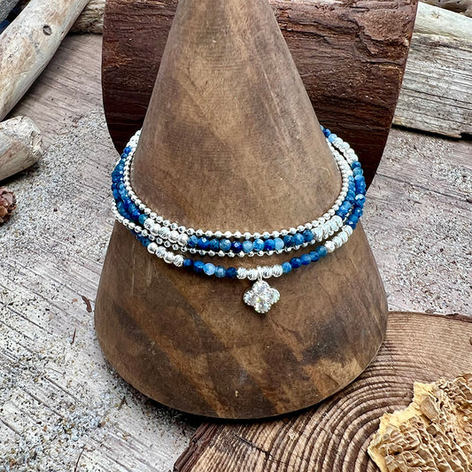 Bracelet femme multi-rang SUCCESS IS MINE, BABE – perles de cyanite facettées, pendentif trèfle zircon et argent 925