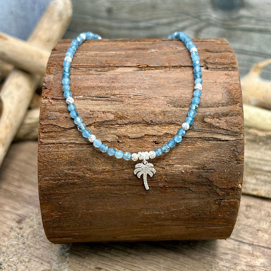 Collier femme DRINKS & PALM TREES ONLY – perles d’aigue-marine facettées, pendentif palmier zircons façon diamant et argent 925
