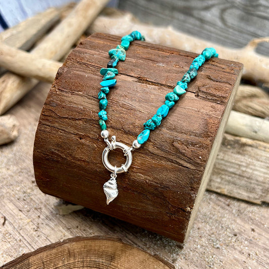 Collier femme MARINA QUEEN – perles chips de turquoise du Nevada véritable, fermoir bouée oversize pendentif coquillage et argent 925