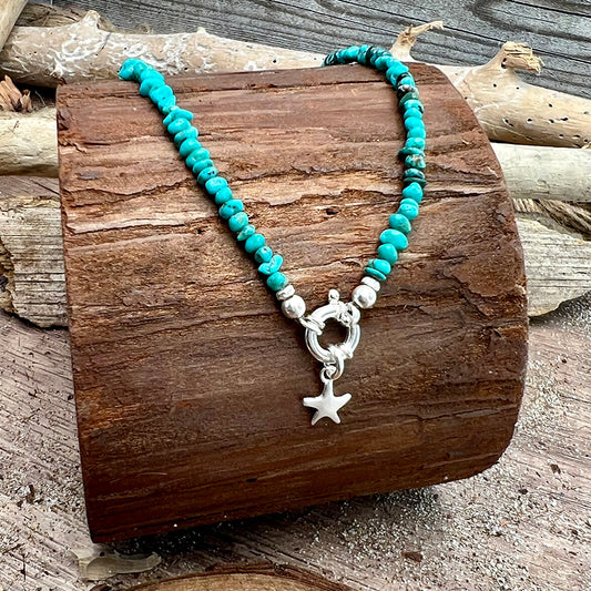 Collier femme SEA ME SHINE, BABY – perles chips turquoise du Nevada, fermoir bouée et pendentif étoile de mer miroir en argent 925