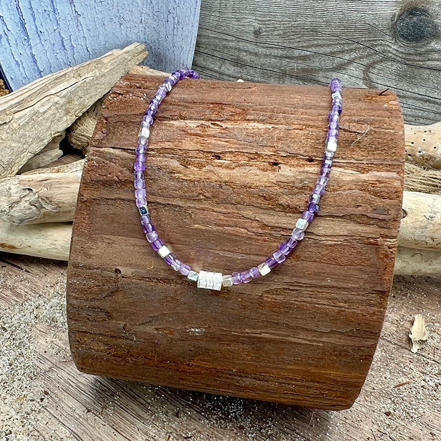 Collier femme VIOLET ON THE ROCKS – perles d’améthyste carrées, pendentif cylindre zircon et argent 925