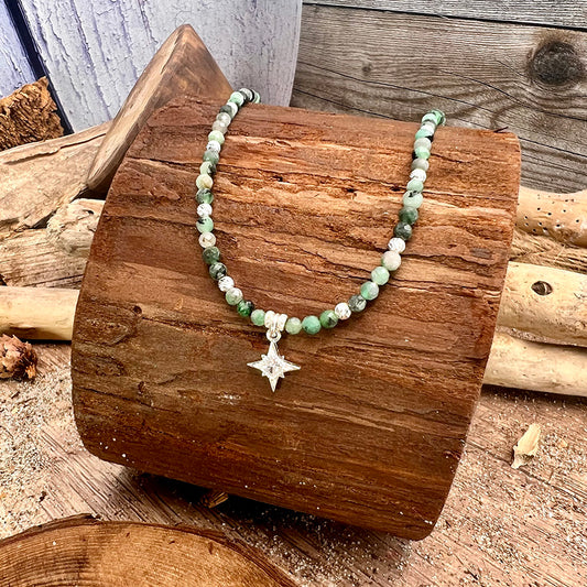 Collier femme LUST NORTH – perles d’émeraude facettées, pendentif étoile polaire zircon carré et argent 925
