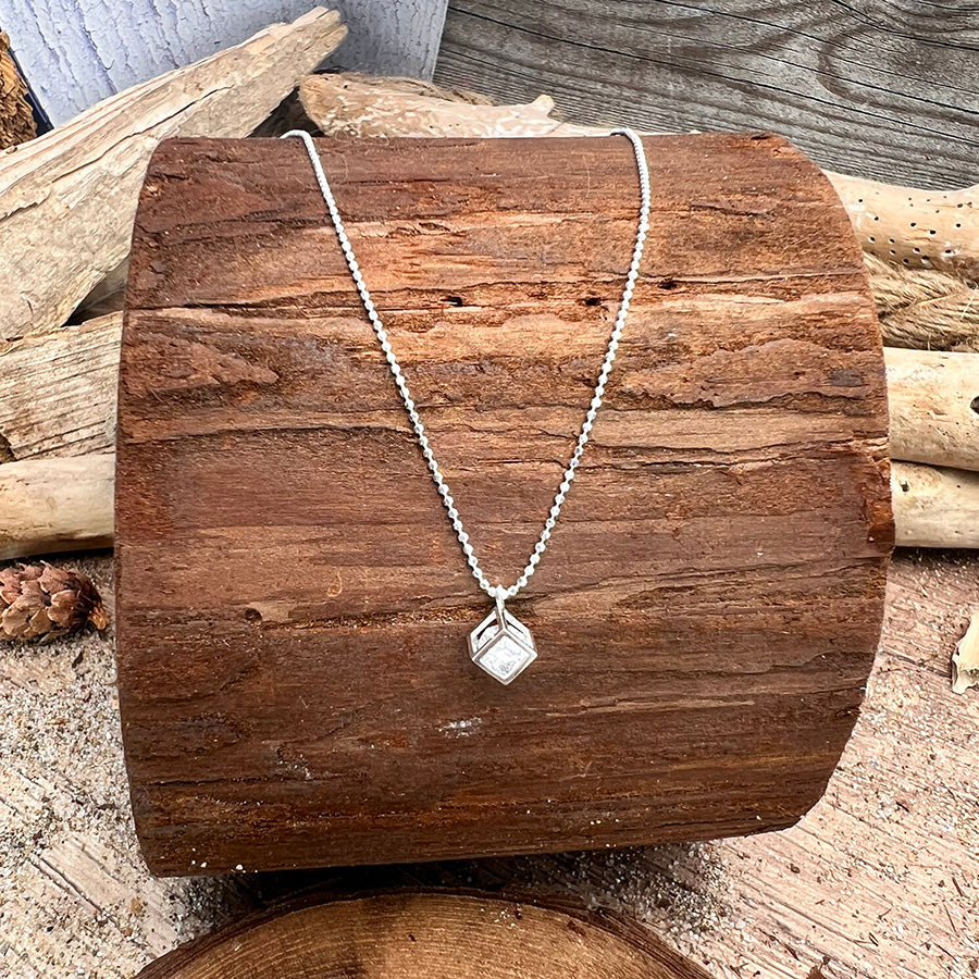 Collier femme DON’T BOX ME IN – chaîne boules facettées scintillantes, pendentif cube ajouré zircon mobile et argent 925
