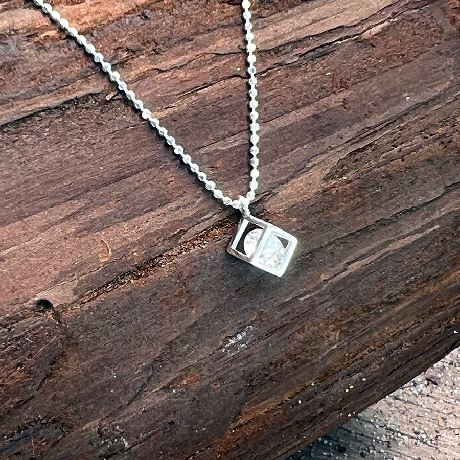 Collier femme DON’T BOX ME IN – chaîne boules facettées scintillantes, pendentif cube ajouré zircon mobile et argent 925