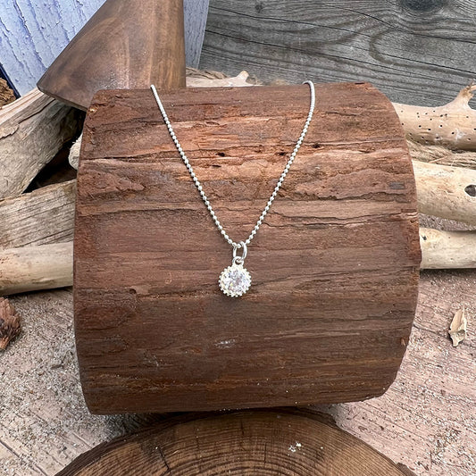 Collier femme TINY BUT BOSSY – chaîne boules facettées scintillantes, pendentif halo zircon et argent 925