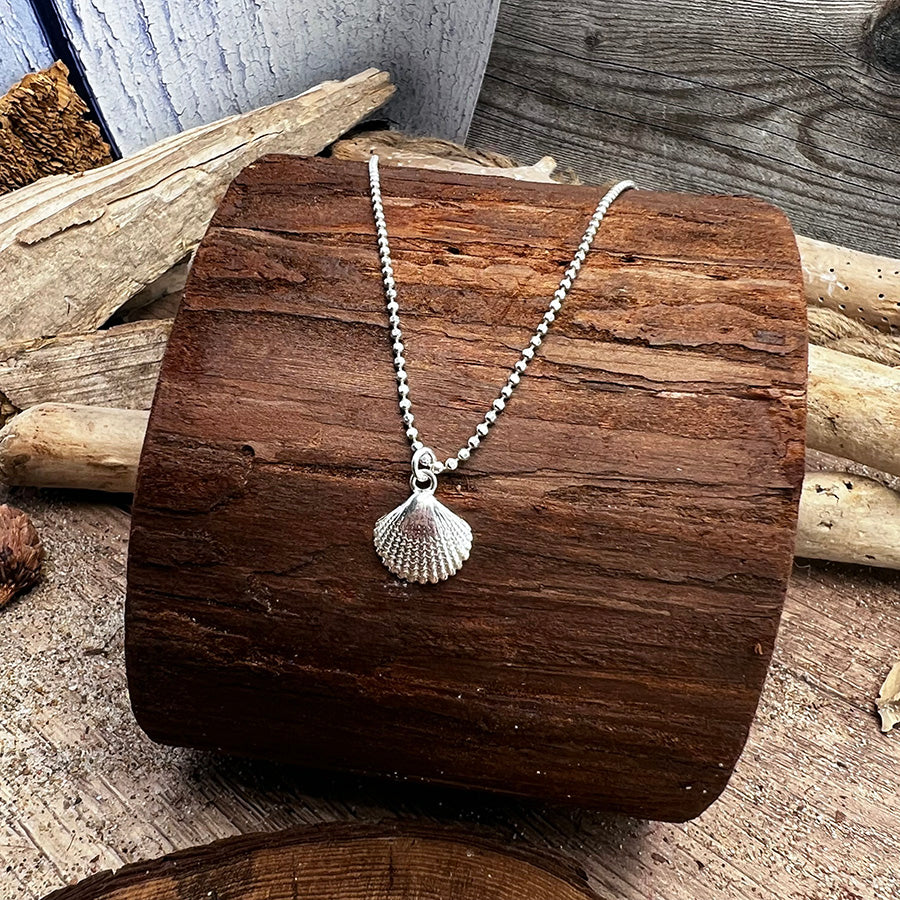 Collier femme SEA-DUCTIVE SHELL – chaîne boules facettées scintillantes, pendentif coquillage oversize et argent 925