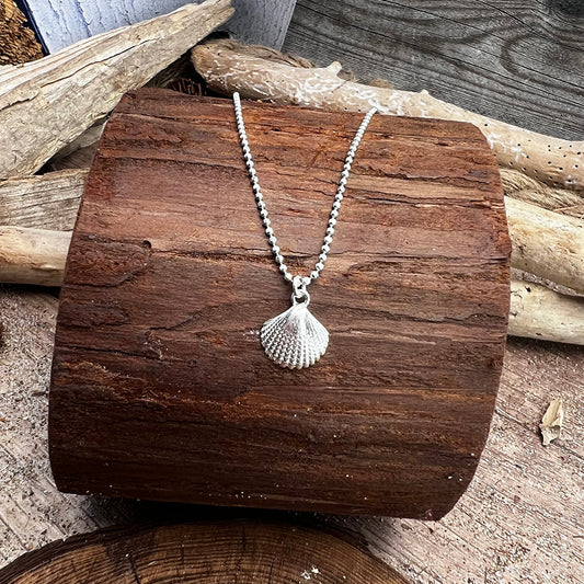 Collier femme SEA-DUCTIVE SHELL – chaîne boules facettées scintillantes, pendentif coquillage oversize et argent 925