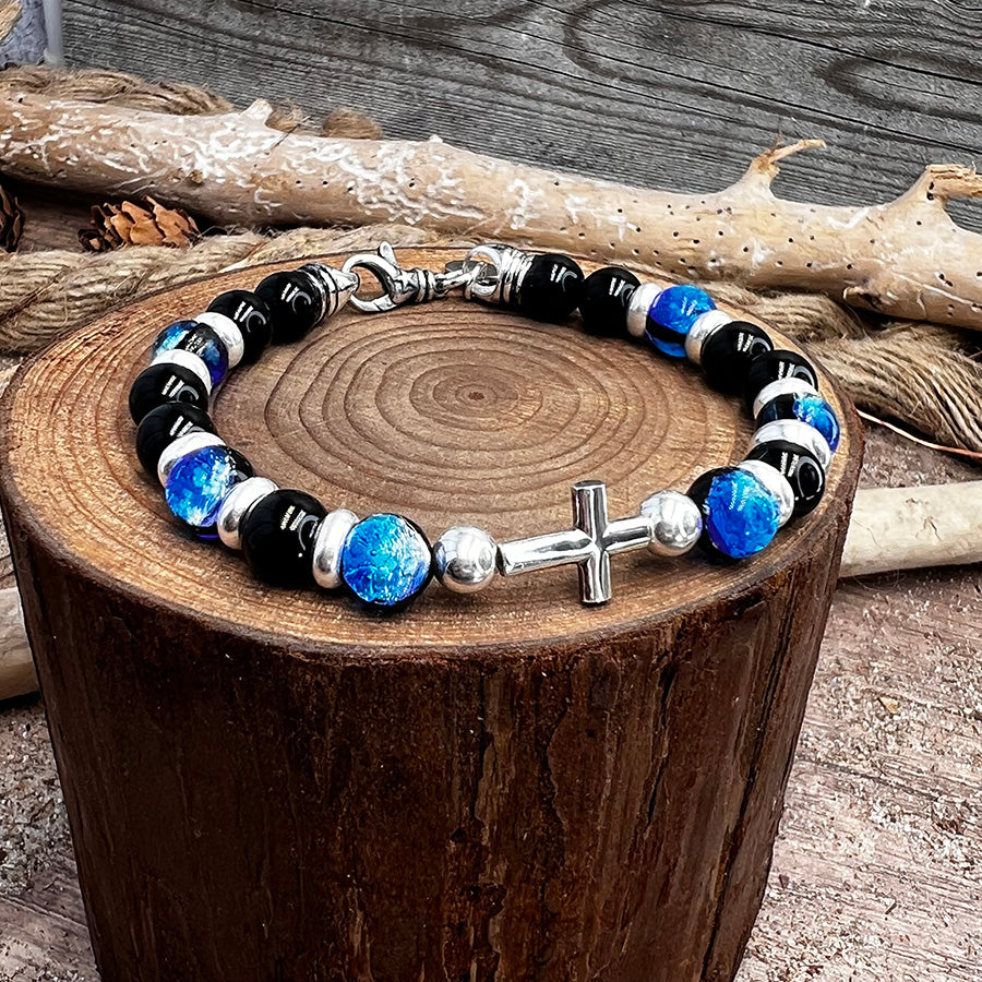 Bracelet homme TROUBLE IN THE HEAVEN – perles d’onyx 8 mm, croix argent 925 et fermoir mousqueton